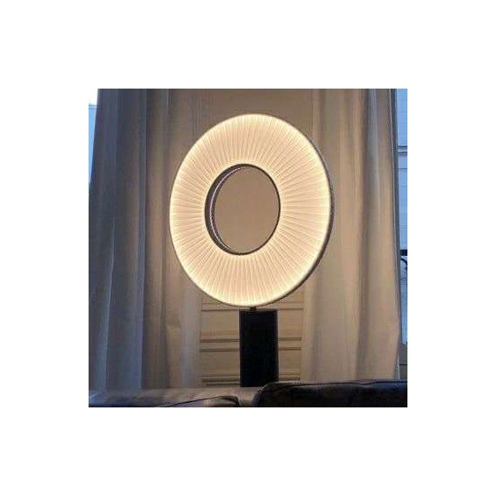 Lampe de table en forme d'anneau lumineux